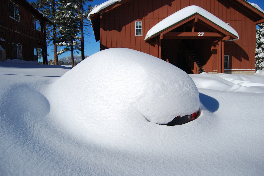 Wintersport: ingesneeuwde auto